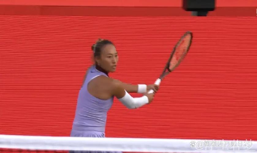 郑钦文草地赛首战艰难取胜