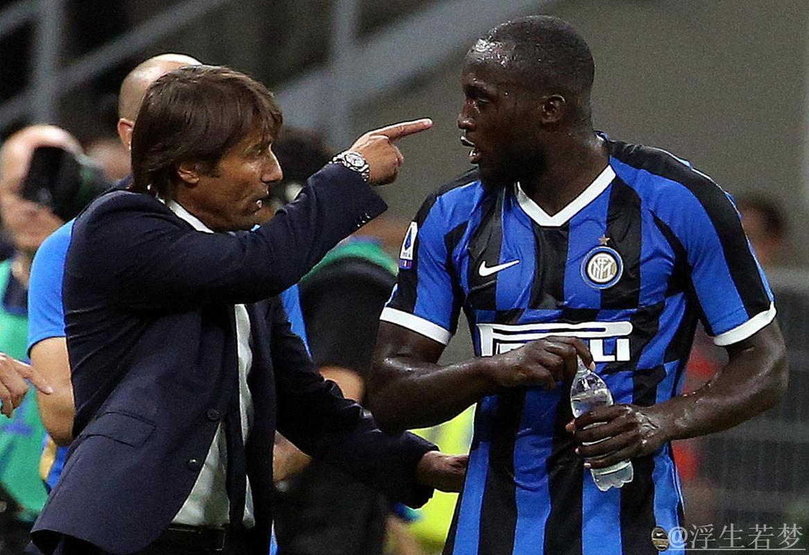 卢卡库与孔蒂深情相拥，重温两次联手夺冠时光