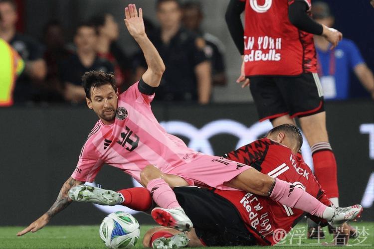 梅西38岁重现神威：5场狂轰9球，任意球绝妙破门成历史第4人